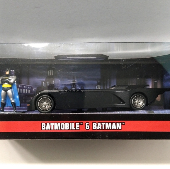Hollywood Rides 'BATMAN The Animated Series' Batmobile & Batman - 1:32 Scale - Picture 2 of 5